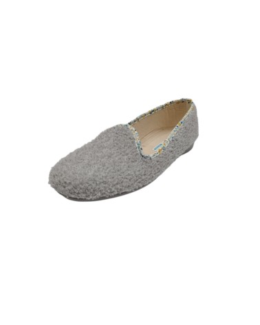 ZAPATILLA CERRADA DE RIZO GRIS